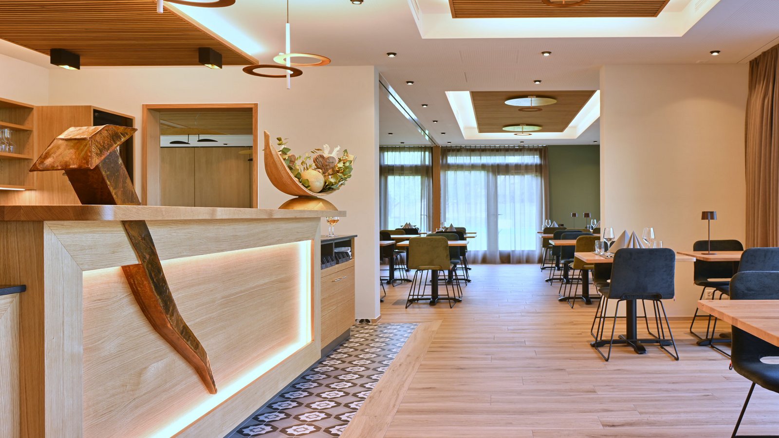Blick in das moderne Restaurant Le Clou in Neuenegg